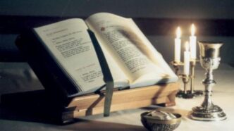 C’è un dettaglio nei Vangeli che spesso passa inosservato. Alcune parole di Gesù non vengono tradotte subito. Restano lì, nella lingua che lui parlava davvero