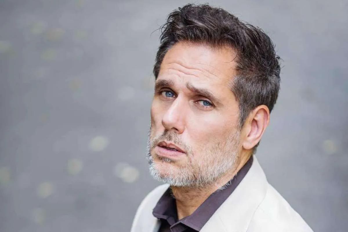 Fontana lo dice senza giri di parole: il suo rapporto con Dio non era semplice. Una certa distanza, una difficoltà a fidarsi davvero. Questo ruolo ha aperto uno spazio diverso. Non una conversione improvvisa, ma un cambiamento lento