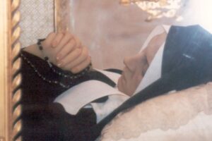 Il corpo di Santa Bernardette Soubirous, esposto nella cappella di Saint-Gilard a Nevers dal 3 agosto 1925, rappresenta uno dei casi più affascinanti e misteriosi di conservazione corporea