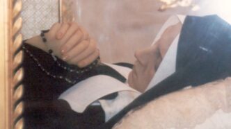 Il corpo di Santa Bernardette Soubirous, esposto nella cappella di Saint-Gilard a Nevers dal 3 agosto 1925, rappresenta uno dei casi più affascinanti e misteriosi di conservazione corporea