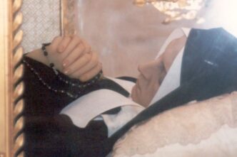 Il corpo di Santa Bernardette Soubirous, esposto nella cappella di Saint-Gilard a Nevers dal 3 agosto 1925, rappresenta uno dei casi più affascinanti e misteriosi di conservazione corporea