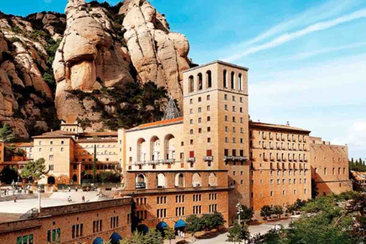 La mattina potrebbe esserci anche una visita al Monastero di Montserrat. Luogo simbolo per la spiritualità catalana, non solo per i credenti praticanti.