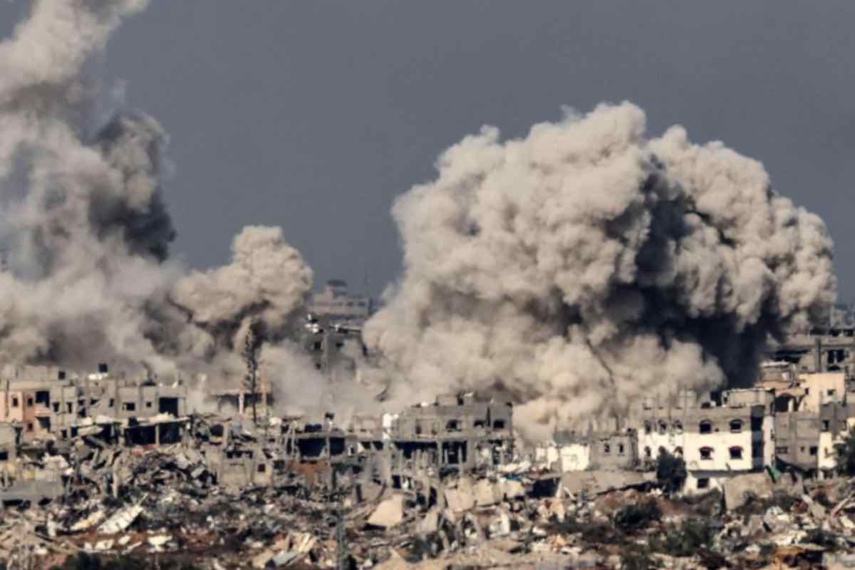 Gli esorcisti fanno un passaggio che sposta il discorso. Non si fermano alla politica, né alla diplomazia. Parlano di una “dinamica del male” che attraversa la storia