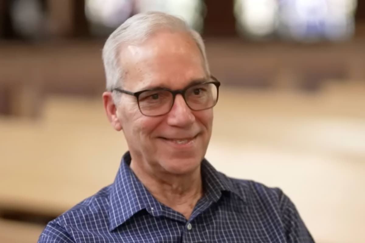 “Ha la pazienza di un santo”, afferma John. “Quando gli faccio una domanda, mi risponde dopo averci riflettuto profondamente”. Il fratello osserva anche come il Papa stia riportando molte persone alla fede. “Molti sono tornati in chiesa grazie a lui”, dice con orgoglio.