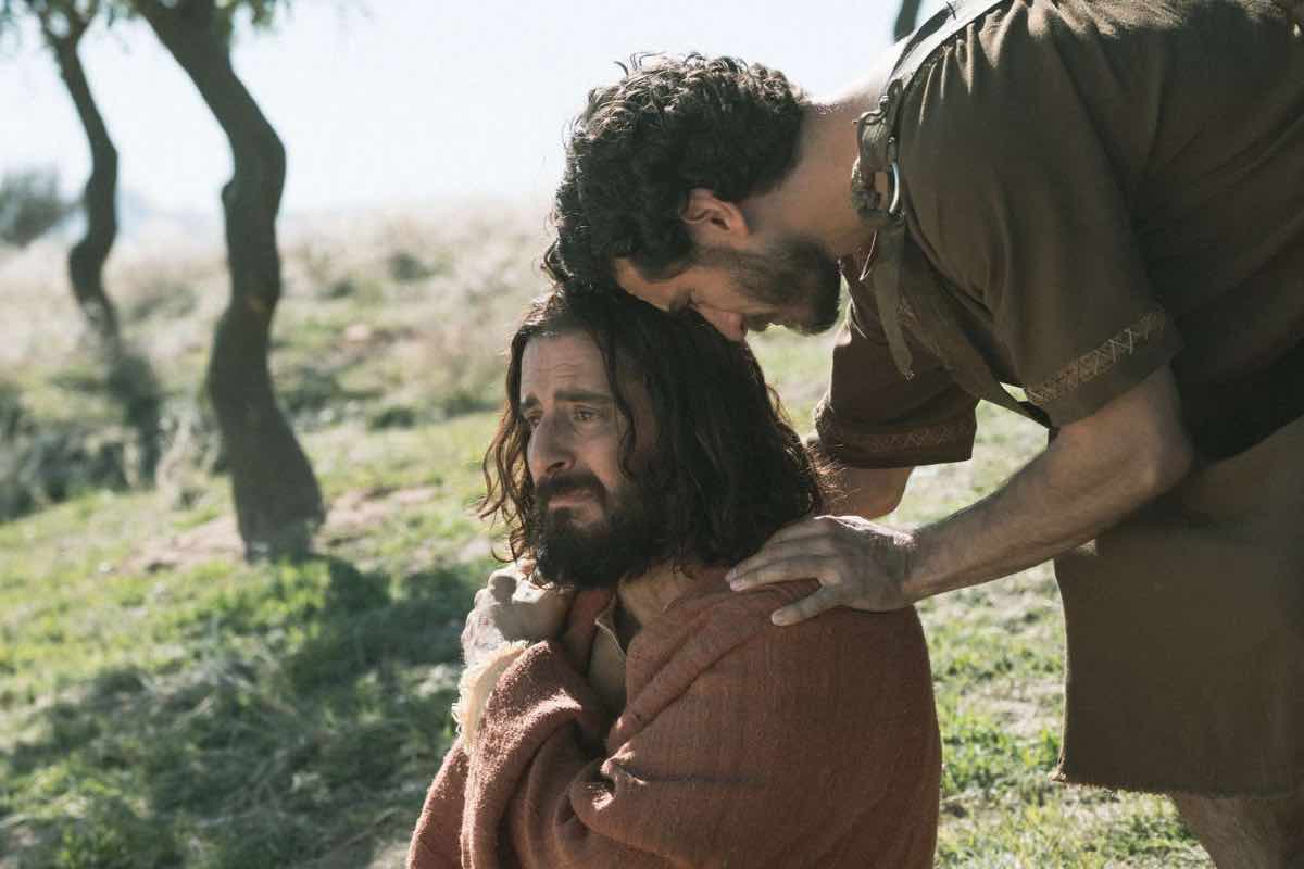 Dallas Jenkins, che ha creato la serie, insiste su questo punto: la crocifissione non è solo un evento da raccontare, ma qualcosa da attraversare. Per questo hanno deciso di dedicarci un’intera stagione. E persino un’uscita cinematografica separata.