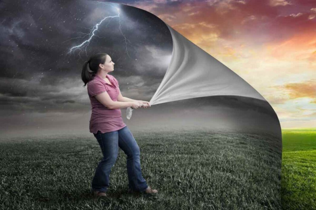 La negatività si fa sentire senza chiedere permesso. Non arriva sempre con grandi drammi. A volte è solo una stanchezza che si trascina dietro tutto, anche le cose buone. Altre volte è quella sensazione che tanto andrà storto comunque. Non serve neanche un motivo preciso.