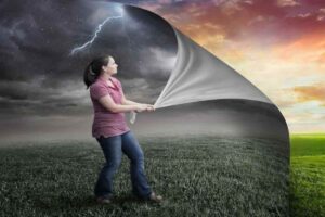 La negatività si fa sentire senza chiedere permesso. Non arriva sempre con grandi drammi. A volte è solo una stanchezza che si trascina dietro tutto, anche le cose buone. Altre volte è quella sensazione che tanto andrà storto comunque. Non serve neanche un motivo preciso.