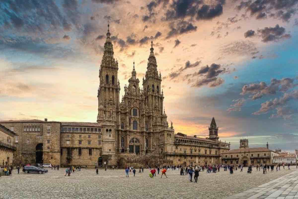 Gli arrivi da ben 198 nazioni sono un chiaro indice della portata internazionale del cammino. Sebbene gli spagnoli rappresentino la maggior parte (43%), un numero crescente di pellegrini arriva da Paesi lontani. Tra questi, gli americani sono la seconda nazionalità (8%), seguiti da italiani, tedeschi e portoghesi.