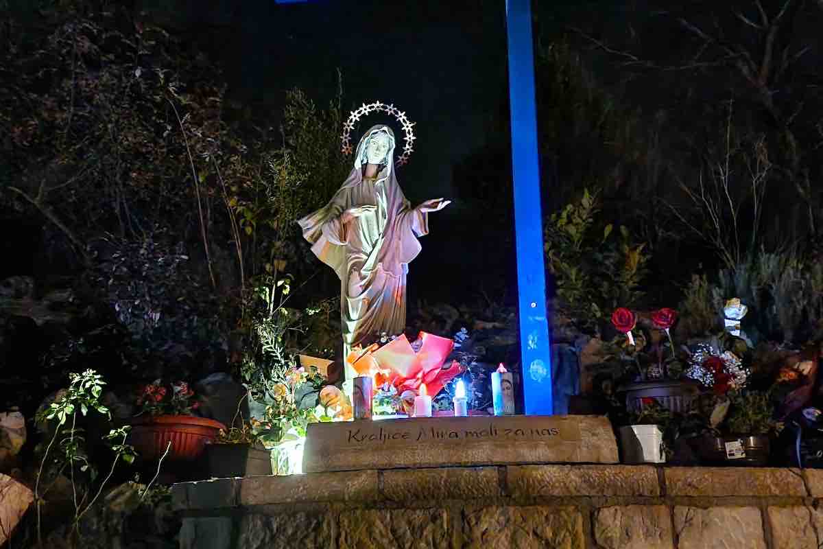 Maggio arriva ogni anno con una familiarità che spesso si dà per scontata. Fiori, processioni, rosari recitati quasi per abitudine. Eppure la Chiesa continua a guardare a questo mese come a un tempo particolare, legato alla presenza della Vergine Maria nella vita dei fedeli.