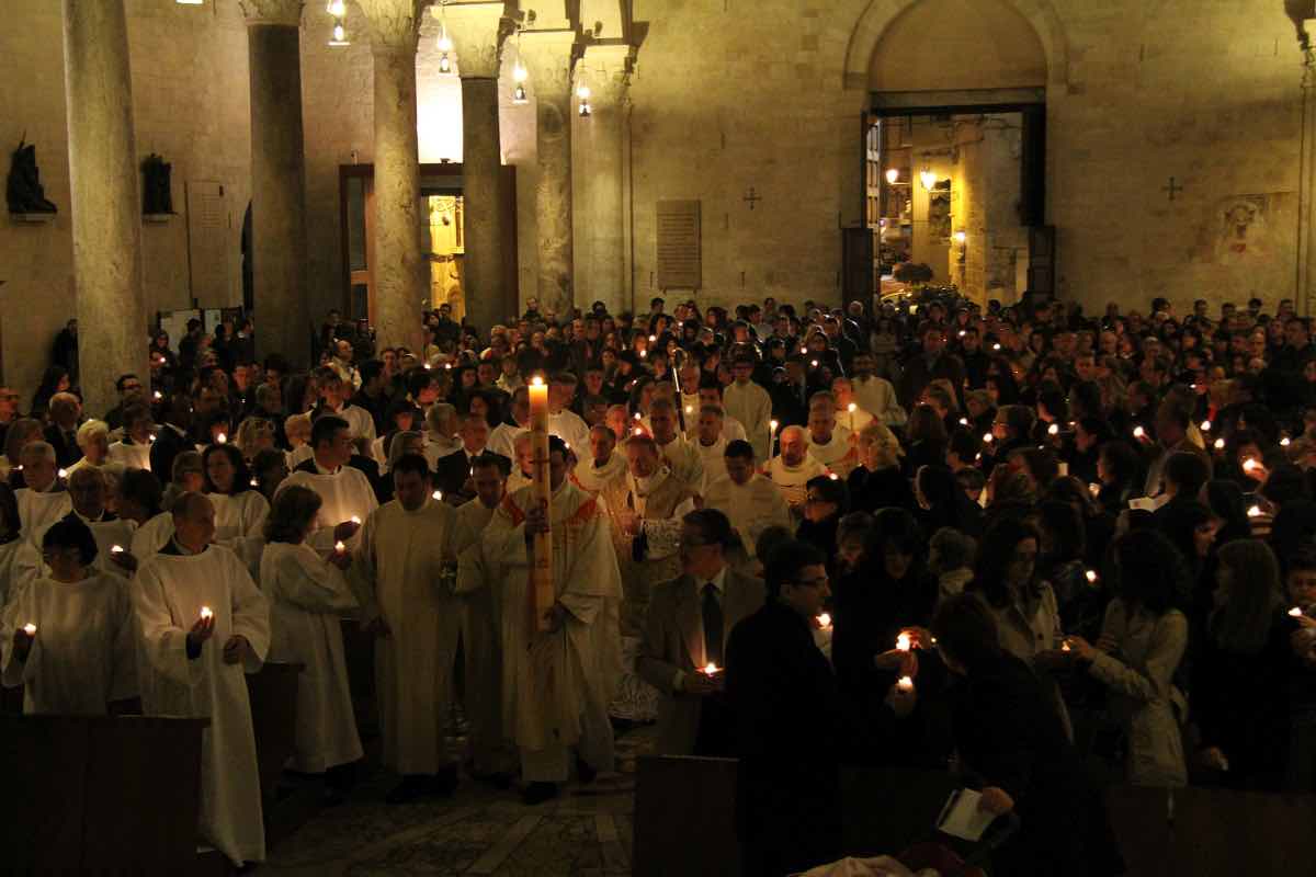 Durante la Veglia pasquale, il buio non è simbolico. È reale. La chiesa resta immersa nell’oscurità finché non si accende quella fiamma. La luce entra piano, passa da una candela all’altra