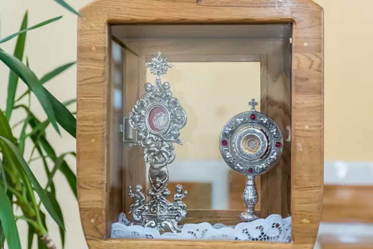 È stato Giovanni Paolo II a compiere questo passaggio nel 2000, durante la canonizzazione di Faustina. Da quel momento, la seconda domenica di Pasqua ha preso un nome preciso