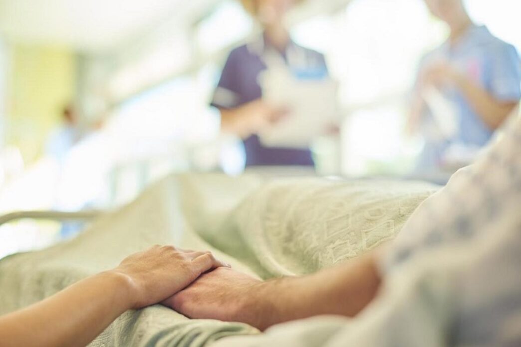 E qui nasce lo scarto. Perché mentre lei attraversa questa fase, in Francia si discute di legalizzare eutanasia e suicidio assistito. Legge i testi, ascolta il dibattito. E resta spiazzata. Non tanto per l’esistenza del tema, ma per il modo in cui viene trattato.