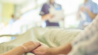 E qui nasce lo scarto. Perché mentre lei attraversa questa fase, in Francia si discute di legalizzare eutanasia e suicidio assistito. Legge i testi, ascolta il dibattito. E resta spiazzata. Non tanto per l’esistenza del tema, ma per il modo in cui viene trattato.