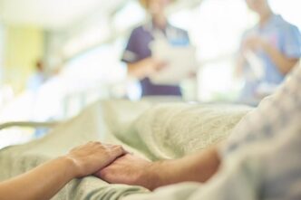 E qui nasce lo scarto. Perché mentre lei attraversa questa fase, in Francia si discute di legalizzare eutanasia e suicidio assistito. Legge i testi, ascolta il dibattito. E resta spiazzata. Non tanto per l’esistenza del tema, ma per il modo in cui viene trattato.