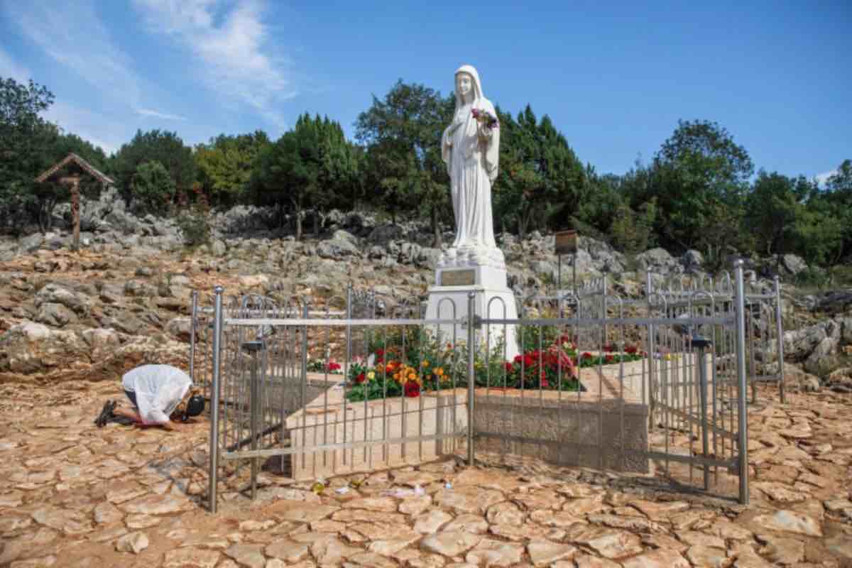 Durante il seminario compare un nome che fino a quel momento non aveva peso: Medjugorje. Ne sente parlare, ascolta testimonianze, vede altri seminaristi segnati da quell’esperienza.