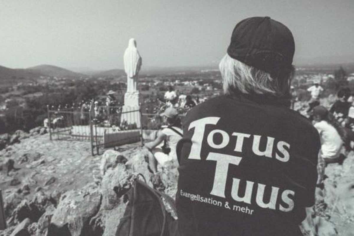 Il contenuto del Trattato non resta confinato nei libri. Arriva nella pratica della fede. La consacrazione a Maria, così come la descrive Montfort, entra nella vita quotidiana: nel modo di pregare, nelle scelte, nella fiducia che si affida