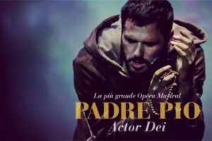 Non è solo uno spettacolo quello che Attilio Fontana porta in scena con Padre Pio – Actor Dei. C’è dentro un rapporto personale che si è costruito nel tempo, quasi senza volerlo. All’inizio, racconta, c’era più esitazione che entusiasmo