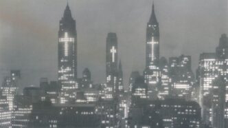 Certe immagini sembrano arrivare da un altro mondo. Non per distanza geografica, ma per distanza interiore. New York, 1956. Notte. I grattacieli del distretto finanziario illuminati in modo insolito: non pubblicità, non insegne. Croci.
