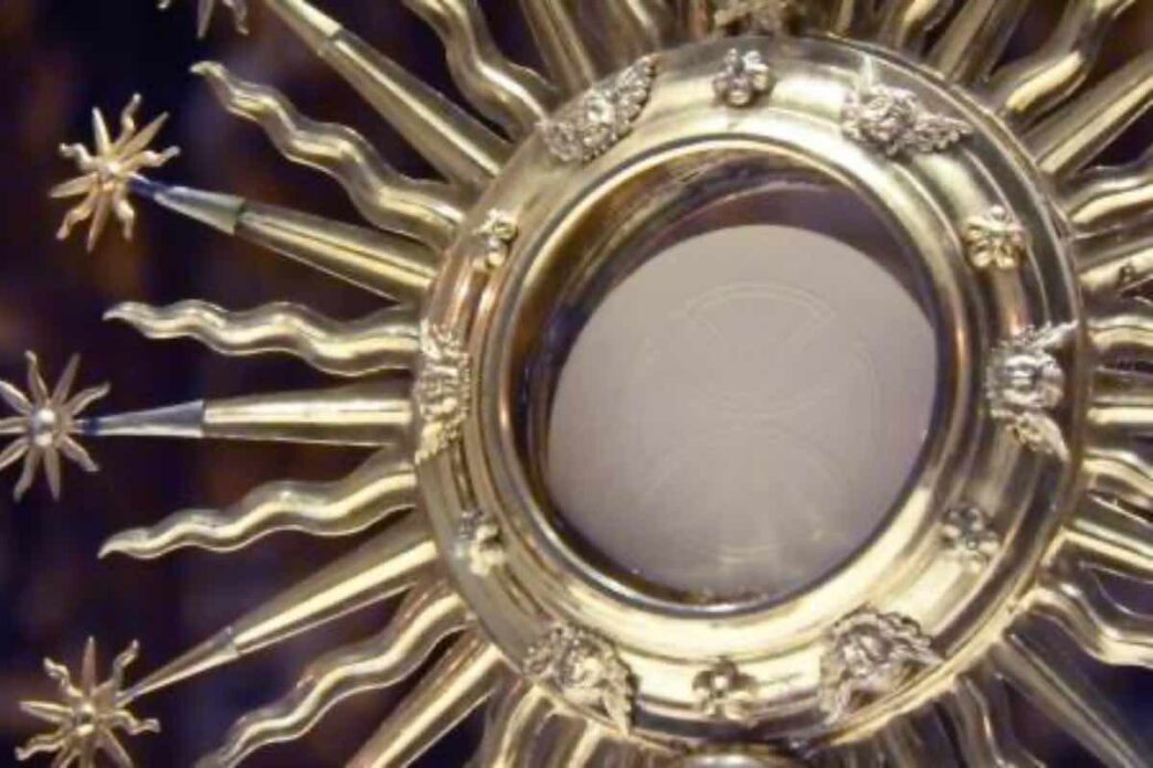 Un’ostia consacrata rimasta intatta per 47 giorni in una chiesa devastata. Succede in Libano, in una zona segnata dai bombardamenti, dove la vita quotidiana si è fermata e poi ha provato lentamente a riprendere.