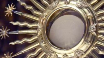 Un’ostia consacrata rimasta intatta per 47 giorni in una chiesa devastata. Succede in Libano, in una zona segnata dai bombardamenti, dove la vita quotidiana si è fermata e poi ha provato lentamente a riprendere.