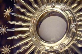 Un’ostia consacrata rimasta intatta per 47 giorni in una chiesa devastata. Succede in Libano, in una zona segnata dai bombardamenti, dove la vita quotidiana si è fermata e poi ha provato lentamente a riprendere.