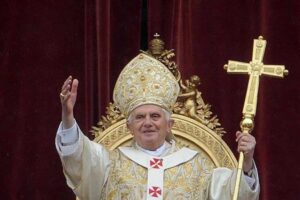 Nel 2027, il mondo si fermerà per celebrare il centenario della nascita di Papa Benedetto XVI, un anniversario che non solo rende omaggio alla sua figura, ma al suo lascito intellettuale e spirituale che continua a influenzare profondamente il dibattito teologico e filosofico contemporaneo