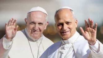 Con l’arrivo di Papa Leone XIV il cambiamento si è visto subito, ma non è stato uno strappo. Piuttosto una specie di passaggio di tono.