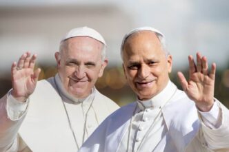 Con l’arrivo di Papa Leone XIV il cambiamento si è visto subito, ma non è stato uno strappo. Piuttosto una specie di passaggio di tono.