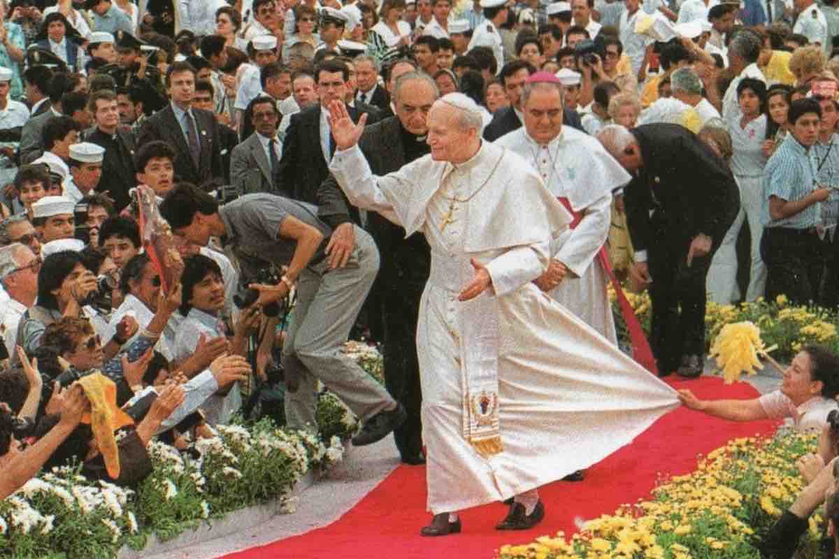 Per la Giornata Mondiale della Gioventù di Seul 2027 non si è andati su figure “facili”. C’è Giovanni Paolo II, che quella Gmg l’ha inventata