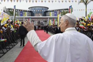 Papa Leone XIV chiude il viaggio in Africa con un messaggio forte sulla pace, l'educazione e il dialogo, mettendo in luce temi cruciali per il futuro della Chiesa.