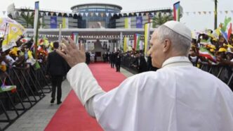 Papa Leone XIV chiude il viaggio in Africa con un messaggio forte sulla pace, l'educazione e il dialogo, mettendo in luce temi cruciali per il futuro della Chiesa.