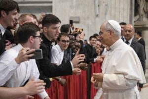 Scopri come la vocazione di ciascuno è un cammino unico di intimità con Dio, che richiede silenzio, preghiera e fiducia quotidiana.