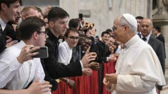 Scopri come la vocazione di ciascuno è un cammino unico di intimità con Dio, che richiede silenzio, preghiera e fiducia quotidiana.