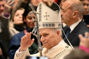 La voce del Papa si affaccia sulla piazza e arriva dritta, senza giri: Cristo è risorto. Non è uno slogan, non è una formula da ripetere ogni anno. È qualcosa che entra dentro una realtà segnata da guerra, paura, informazioni manipolate. E lì resta, anche quando sembra non servire più.