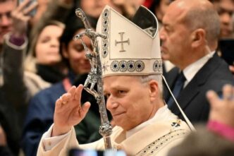 La voce del Papa si affaccia sulla piazza e arriva dritta, senza giri: Cristo è risorto. Non è uno slogan, non è una formula da ripetere ogni anno. È qualcosa che entra dentro una realtà segnata da guerra, paura, informazioni manipolate. E lì resta, anche quando sembra non servire più.