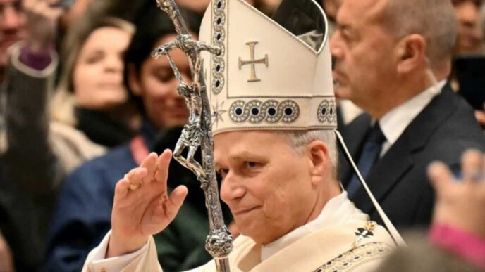 La voce del Papa si affaccia sulla piazza e arriva dritta, senza giri: Cristo è risorto. Non è uno slogan, non è una formula da ripetere ogni anno. È qualcosa che entra dentro una realtà segnata da guerra, paura, informazioni manipolate. E lì resta, anche quando sembra non servire più.