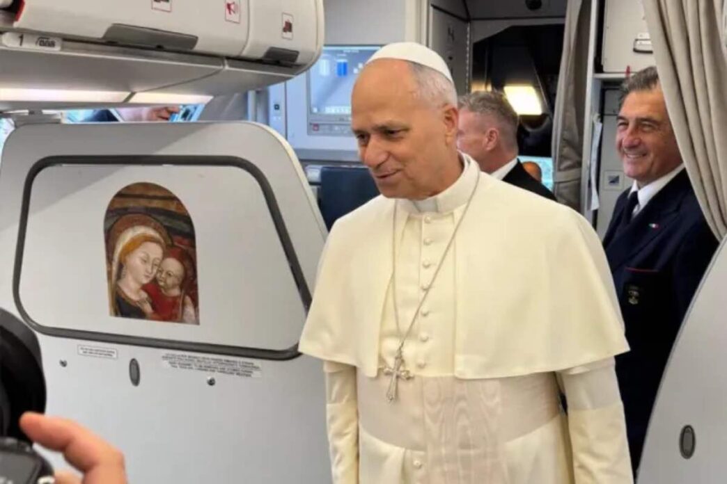 Dieci giorni serrati, quattro paesi, undicimila miglia da percorrere. Papa Leone XIV si prepara a un viaggio che, già nei numeri, dice qualcosa di preciso su dove sta andando oggi la Chiesa