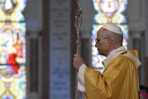 La Santa Sede non cerca di allearsi con potenze mondiali, ma di impegnarsi con tutte le nazioni sulla base di principi morali, senza mai appoggiare completamente la piattaforma politica di nessuno stato