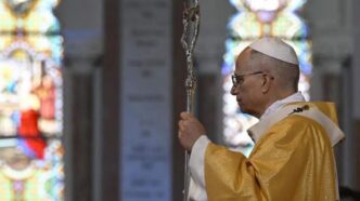 La Santa Sede non cerca di allearsi con potenze mondiali, ma di impegnarsi con tutte le nazioni sulla base di principi morali, senza mai appoggiare completamente la piattaforma politica di nessuno stato