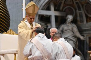 Il 26 aprile, in una Messa solenne che si terrà alle 9 nella Basilica di San Pietro, il Papa conferirà l'ordine sacerdotale a otto giovani della Diocesi di Roma. Un evento che si inserisce nella Giornata Mondiale di Preghiera per le Vocazioni, un appuntamento che richiama tutta la Chiesa a riflettere sulla bellezza e la necessità delle vocazioni sacerdotali.