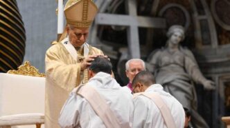 Il 26 aprile, in una Messa solenne che si terrà alle 9 nella Basilica di San Pietro, il Papa conferirà l'ordine sacerdotale a otto giovani della Diocesi di Roma. Un evento che si inserisce nella Giornata Mondiale di Preghiera per le Vocazioni, un appuntamento che richiama tutta la Chiesa a riflettere sulla bellezza e la necessità delle vocazioni sacerdotali.