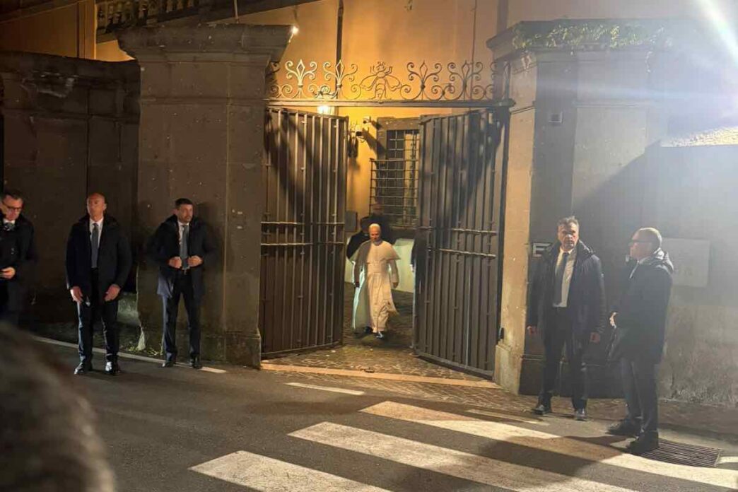 Le parole del Papa arrivano mentre il conflitto si inasprisce e il linguaggio politico si fa sempre più duro. Nel mezzo, una richiesta semplice ma sempre più difficile da ascoltare: fermarsi, parlare, evitare il peggio.