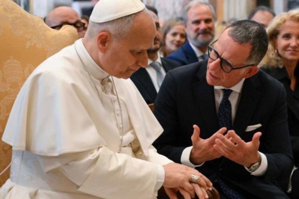 In un incontro con 400 dirigenti e dipendenti dell'INPS, il Papa mette al centro un concetto che definisce essenziale: il welfare è un diritto umano, non una mera concessione