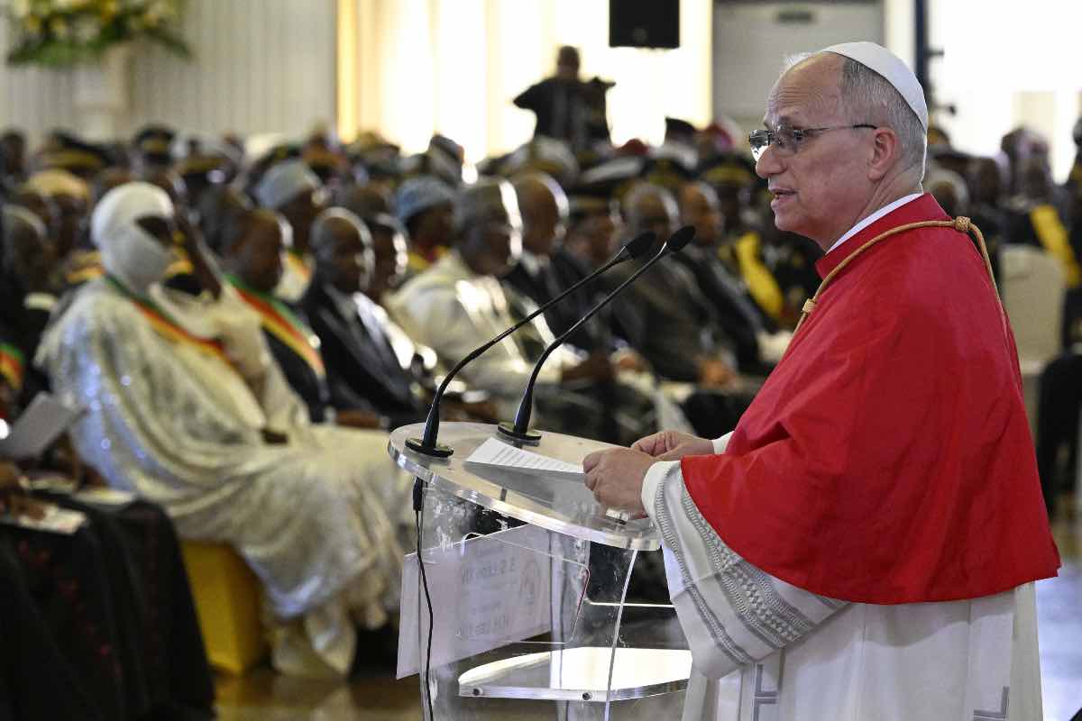 Papa Leone XIV, nel suo primo discorso a Yaoundé, ha lanciato un appello chiaro: la pace non si impone con un decreto e non può essere ridotta a uno slogan vuoto