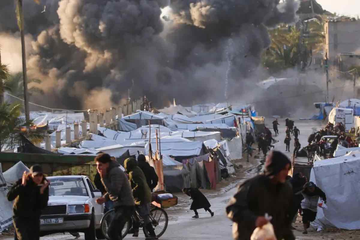 Popoli sotto le bombe, cristiani perseguitati, bambini senza scuola. Non sono immagini lontane, anche se spesso lo sembrano. Sono persone concrete, con una vita che si interrompe o si spezza piano.
