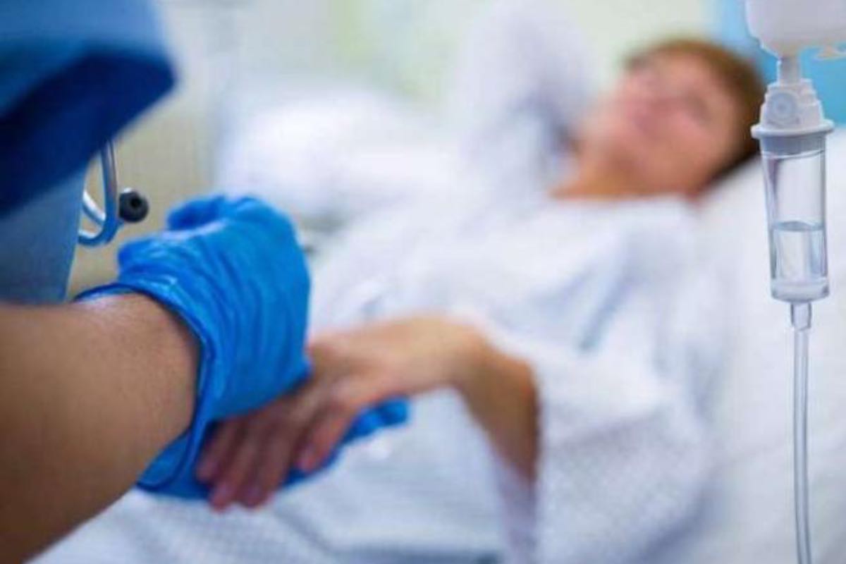 Nel 2023, ha deciso di viaggiare in Svizzera, alla clinica Pegasos, una struttura che accetta pazienti il cui desiderio di morte non deriva da malattie terminali, ma da un dolore psicologico insostenibile. Il suicidio assistito le è stato permesso dopo una valutazione psichiatrica, dietro il pagamento di diecimila sterline.