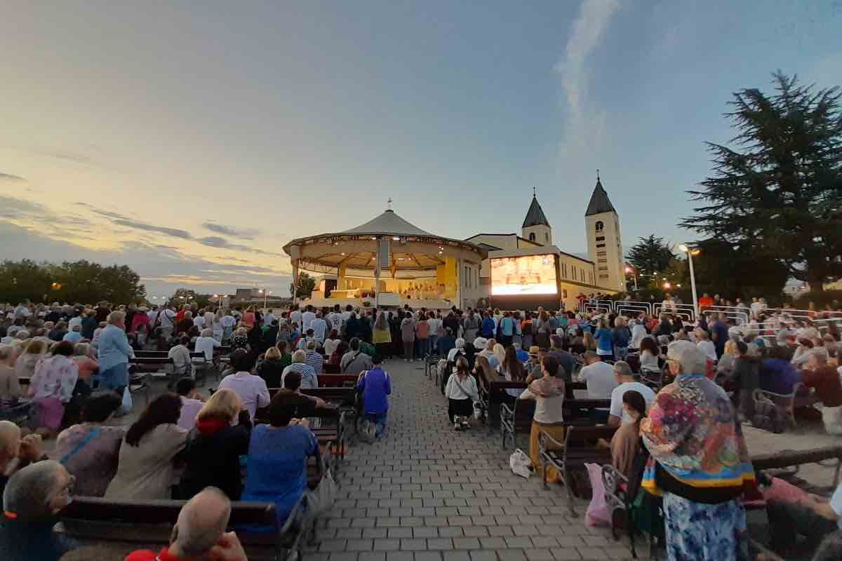 La distrazione non è solo un limite. Dice qualcosa. Porta fuori quello che davvero occupa la mente e il cuore. Pensieri ripetitivi, preoccupazioni, ricordi. Tutto emerge proprio quando si prova a stare fermi. E questo crea fastidio