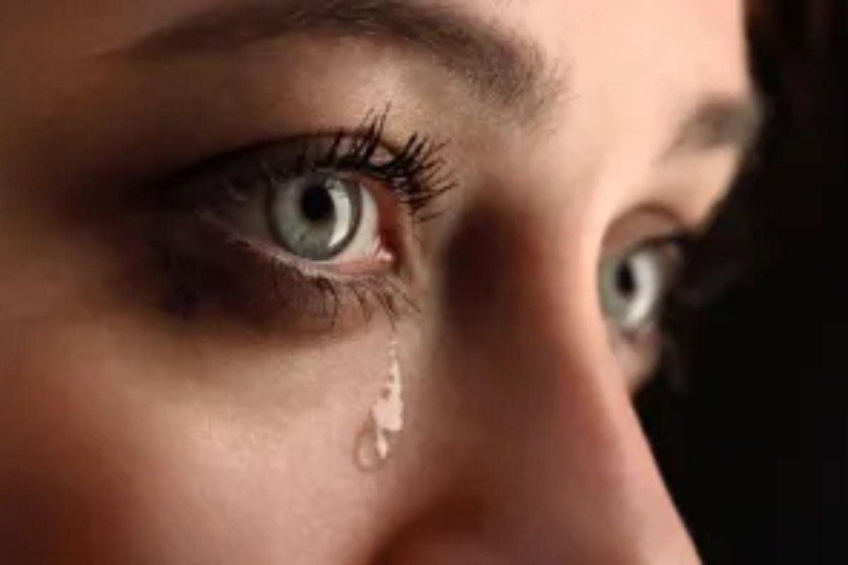 La sofferenza continua a far parte della nostra esistenza, proprio perché il male non è stato del tutto cancellato dal mondo. Se Cristo ha vinto, perché continua a esserci sofferenza? Se le croci sono ancora lì, a volte più pesanti che mai, è segno che la Resurrezione non ha annullato la difficoltà, ma le ha dato un altro significato