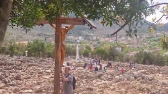 Molti di noi sono abituati a ringraziare Dio nei momenti di tranquillità, quando tutto sembra andare per il verso giusto. La pace e la serenità diventano il terreno fertile per la gratitudine. Ma cosa succede quando la tempesta arriva, quando la vita cambia improvvisamente direzione e ci sorprende con difficoltà inaspettate