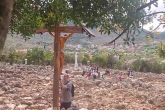 Molti di noi sono abituati a ringraziare Dio nei momenti di tranquillità, quando tutto sembra andare per il verso giusto. La pace e la serenità diventano il terreno fertile per la gratitudine. Ma cosa succede quando la tempesta arriva, quando la vita cambia improvvisamente direzione e ci sorprende con difficoltà inaspettate